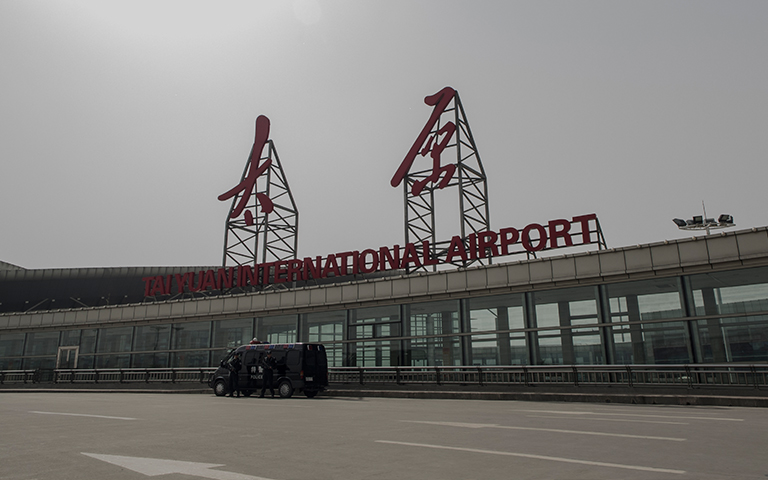 太原（yuán）機場機庫大門（mén）、旗杆