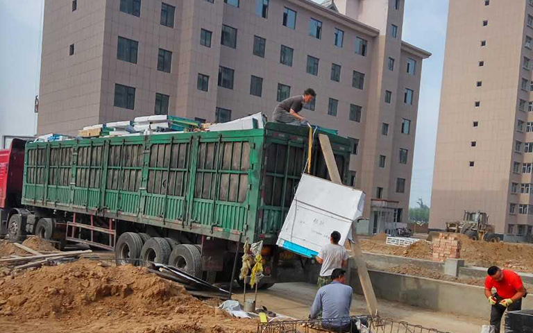 忻州市中海建嘉苑二區項目部（bù）工地防火門卸車作（zuò）業圖片