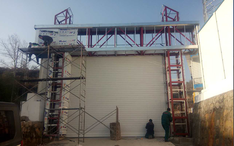 11月4日陽泉市舊街鄉陽窯村保安煤礦（kuàng）瓦斯電廠安裝（zhuāng）卷簾（lián）門