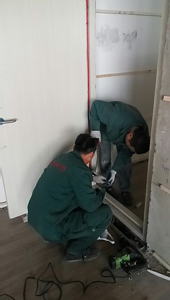 2017年11月16日太（tài）原市動物園停（tíng）車（chē）場防火門整改施工現場