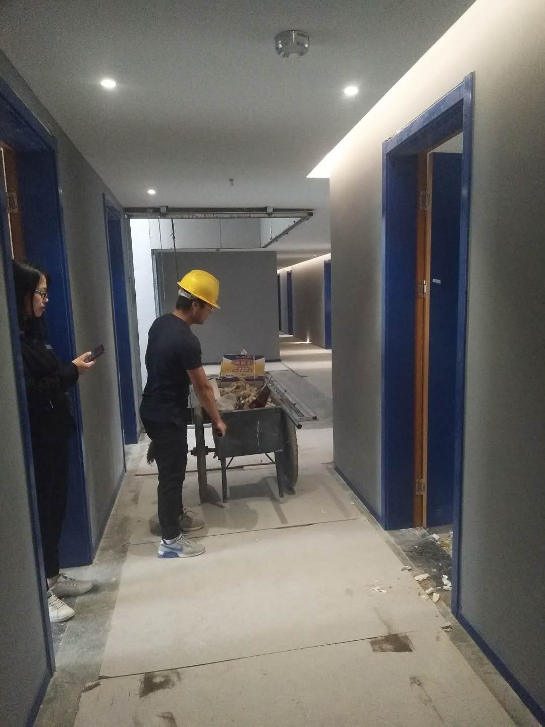 2018年5月6日工師傅們在實施***後一道工序打膠並打掃衛生。