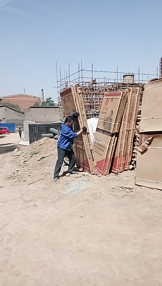 2018年5月7日太穀工地門已到貨正在（zài）用電梯往樓上運