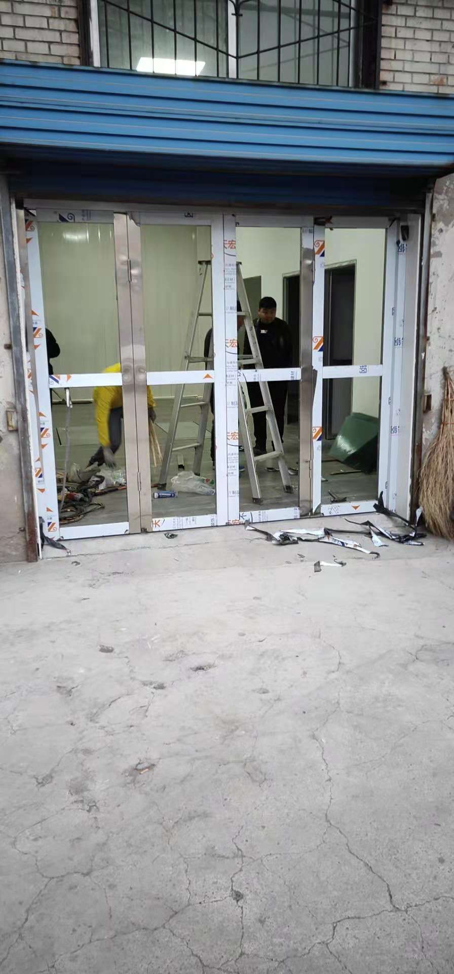 2018年11月16日平陽路農機公司（sī）對麵（miàn）禮智信（xìn）汽服不鏽鋼折（shé）疊門案例