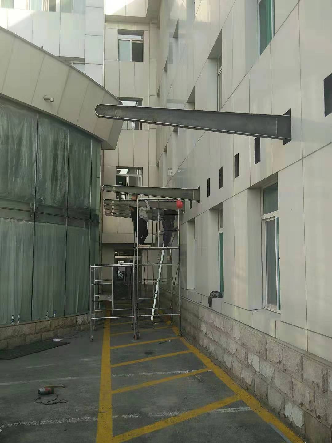 2020山（shān）大二院玻璃雨棚施工現場