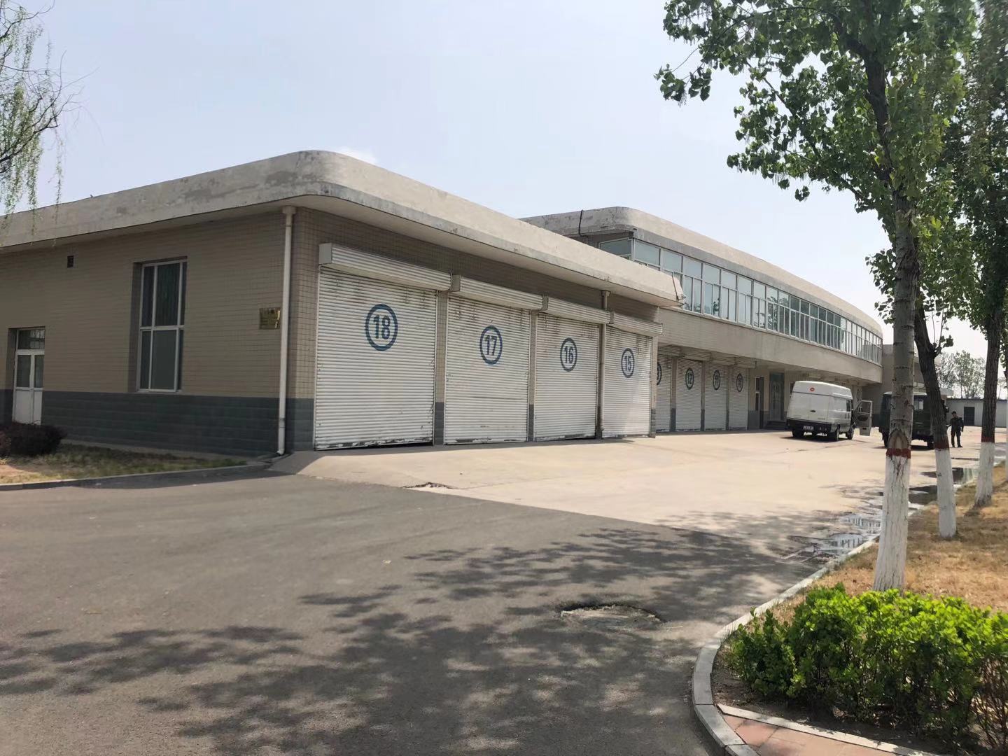 2020省武警基地車隊提升（shēng）門及卷閘門安裝現場