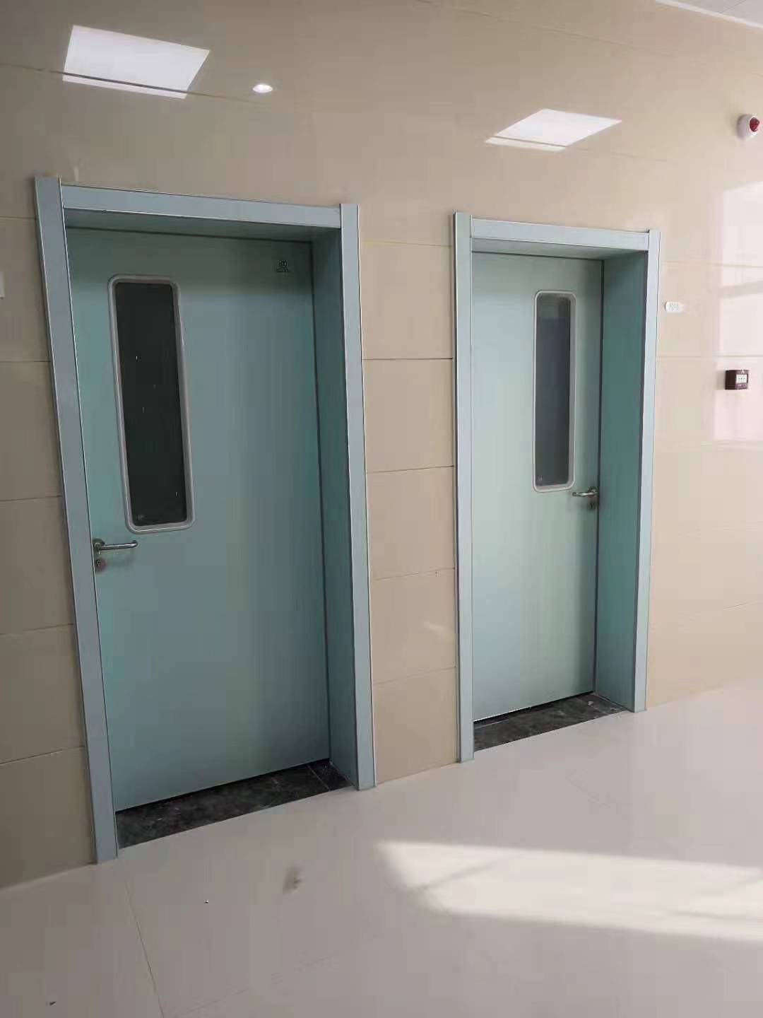 2020醫院(yuàn)醫(yī)用門安(ān)裝(zhuāng)現場 2020醫院醫用門安裝現場